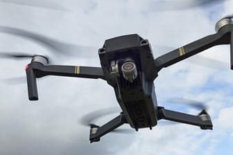 Drohne in der Luft: In Hanau warf ein Fluggerät eine stinkende Substanz ab. (Symbolfoto)