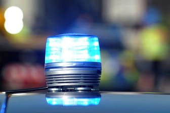 Das Blaulicht eines Streifenwagens der Polizei leuchtet (Symbolbild): In Berlin wurde ein Obdachloser mit lebensgefährlichen Verletzungen gefunden.