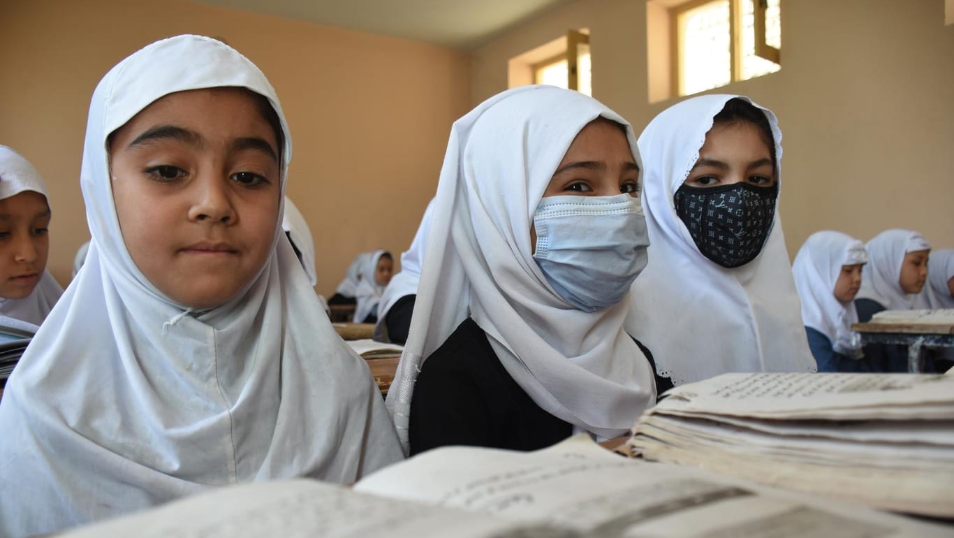 Junge Mädchen beim Unterricht in Afghanistan: Am Samstag sollen die Schulen des Landes wieder öffnen - allerdings nur für Jungen.