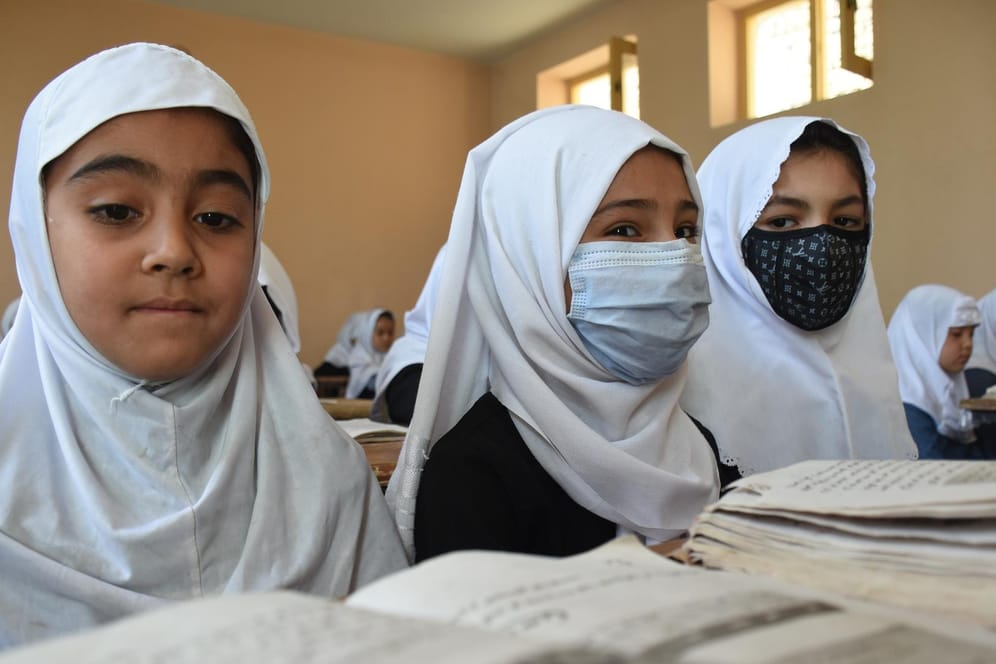 Junge Mädchen beim Unterricht in Afghanistan: Am Samstag sollen die Schulen des Landes wieder öffnen - allerdings nur für Jungen.