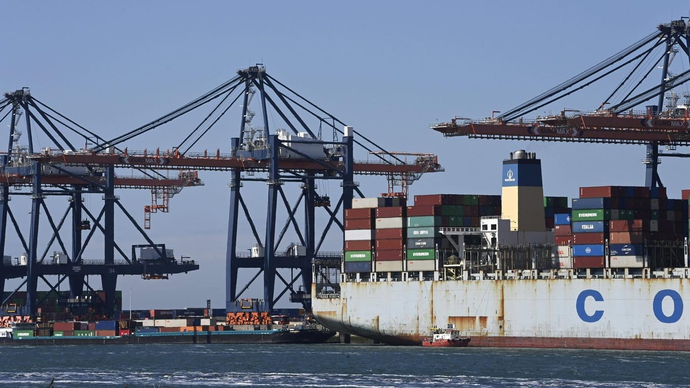 Containerschiffe im Hafen von Rotterdam: Über die Schiffe werden häufig große Mengen an Drogen geschmuggelt. (Archivfoto)