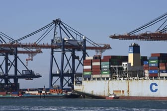 Containerschiffe im Hafen von Rotterdam: Über die Schiffe werden häufig große Mengen an Drogen geschmuggelt. (Archivfoto)