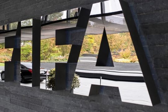 Das Logo der FIFA ist außen am Hauptsitz des Weltfußballverbandes zu sehen.