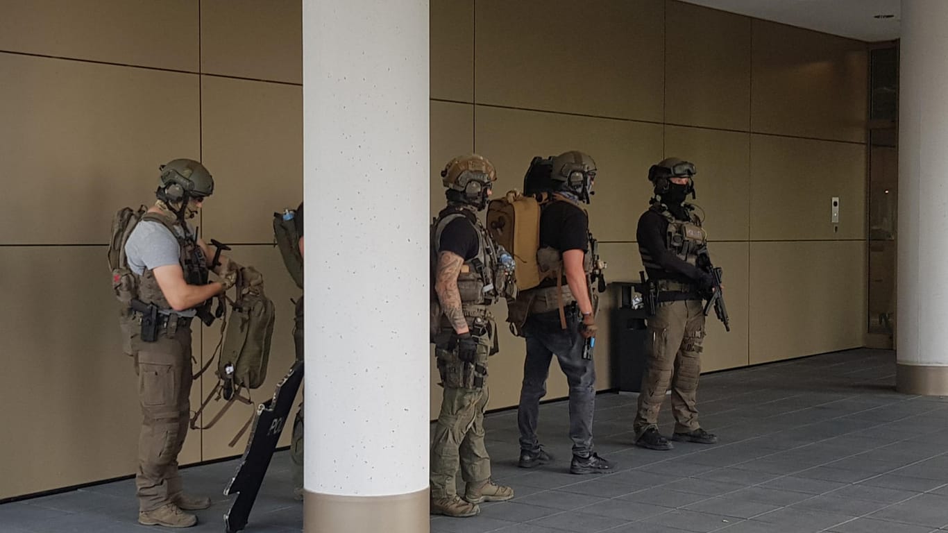 SEK-Einheit vor Düsseldorfer Hotel: Die Spezialeinheit durchsucht das Gebäude, nachdem eine Schusswaffe gefunden wurde.