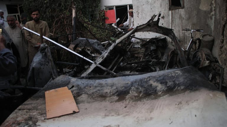 Zerstörtes Auto in Kabul: Bei dem Angriff kamen offenbar mehrere Zivilisten um statt Terroristen. (Archivfoto)