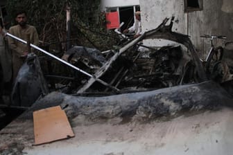 Zerstörtes Auto in Kabul: Bei dem Angriff kamen offenbar mehrere Zivilisten um statt Terroristen. (Archivfoto)