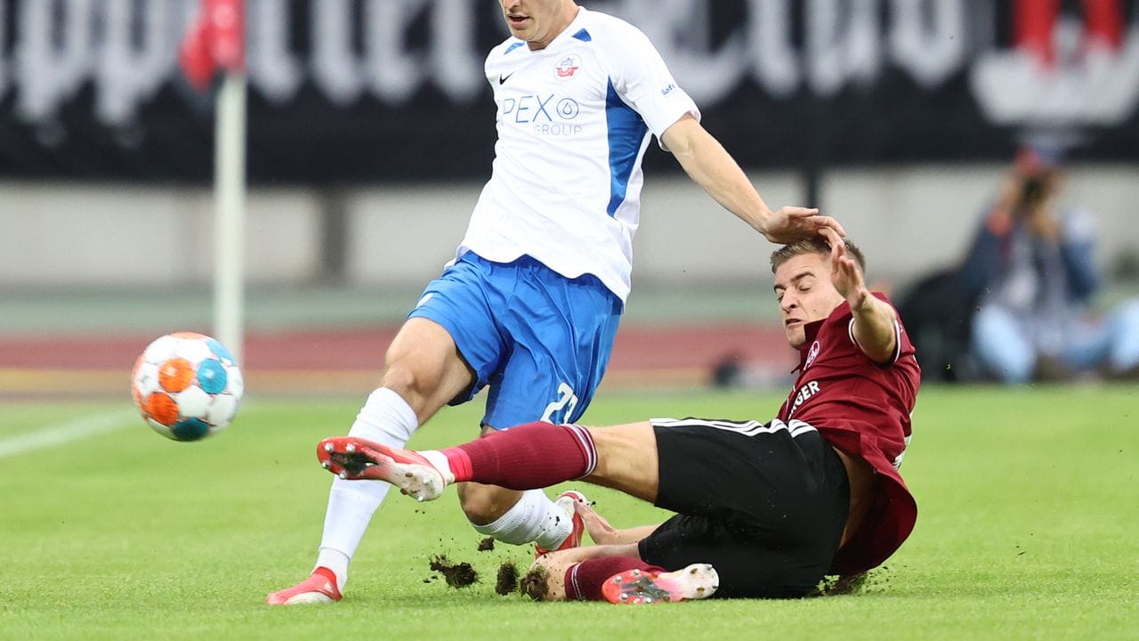 Der Nürnberger Fabian Nürnberger (r) kämpft mit Jonathan Meier von Hansa Rostock um den Ball.