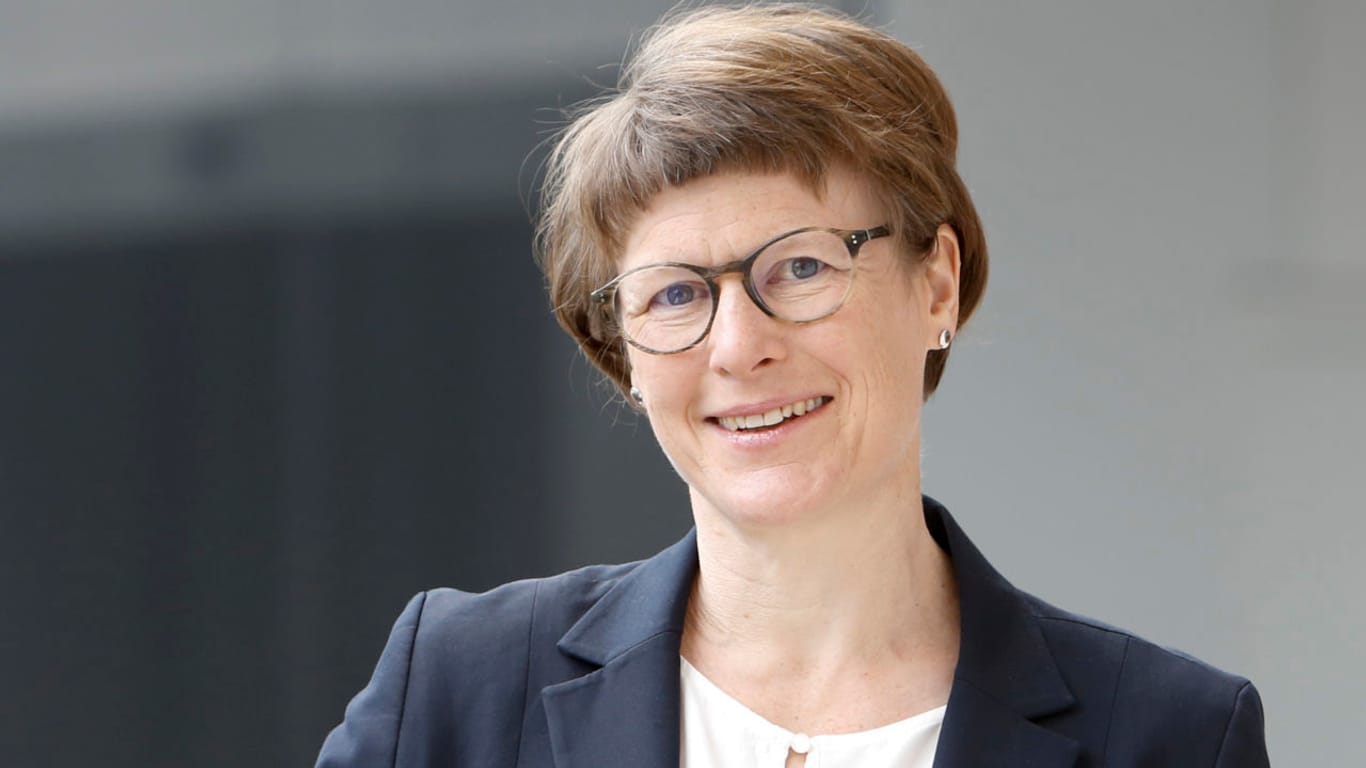 Veronika Grimm: Die Wirtschaftswissenschaftlerin ist Inhaberin des Lehrstuhls für Volkswirtschaftslehre, insbesondere Wirtschaftstheorie, an der Uni Nürnberg-Erlangen. Seit 2020 ist sie Mitglied im Rat der Wirtschaftsweisen.