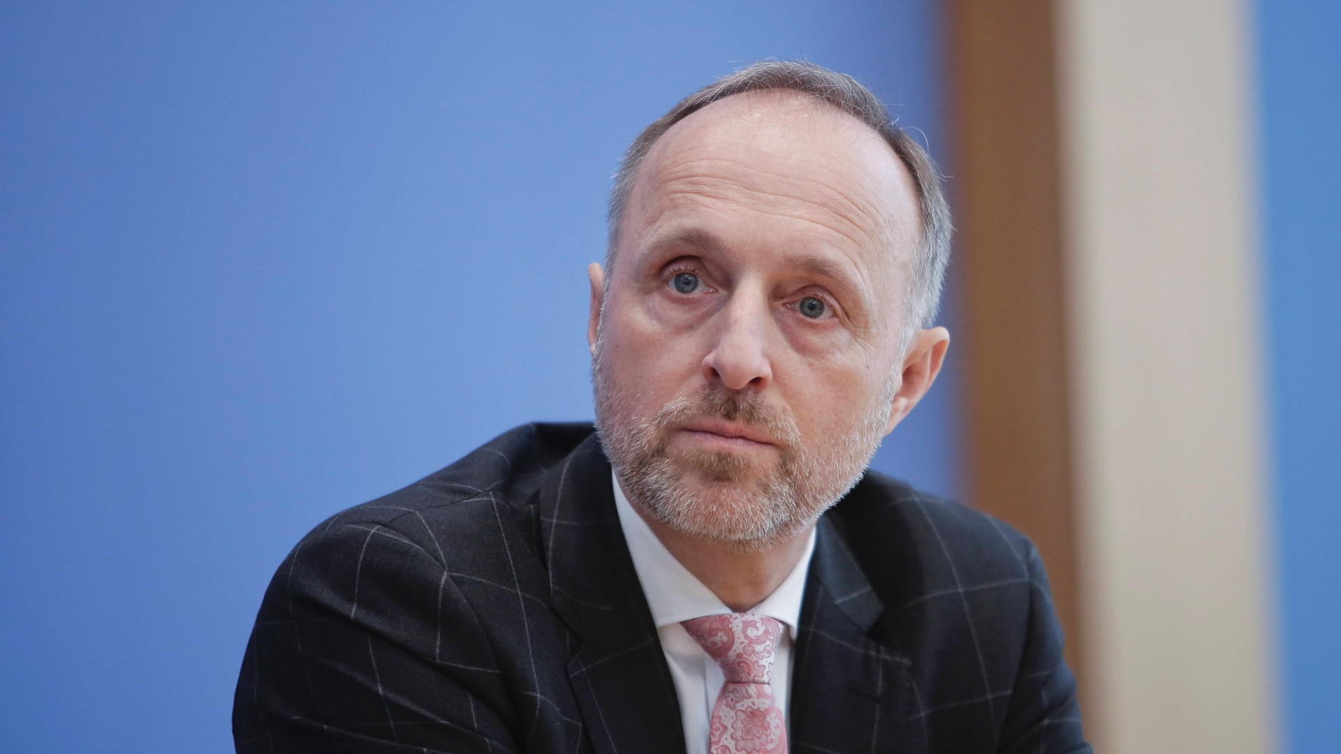 Dr. Stephan Hofmeister bei einer Pressekonferenz in Berlin (Archivbild). Der Vertreter der Kassenärzte fordert die Aufhebung aller Corona-Einschränkungen.