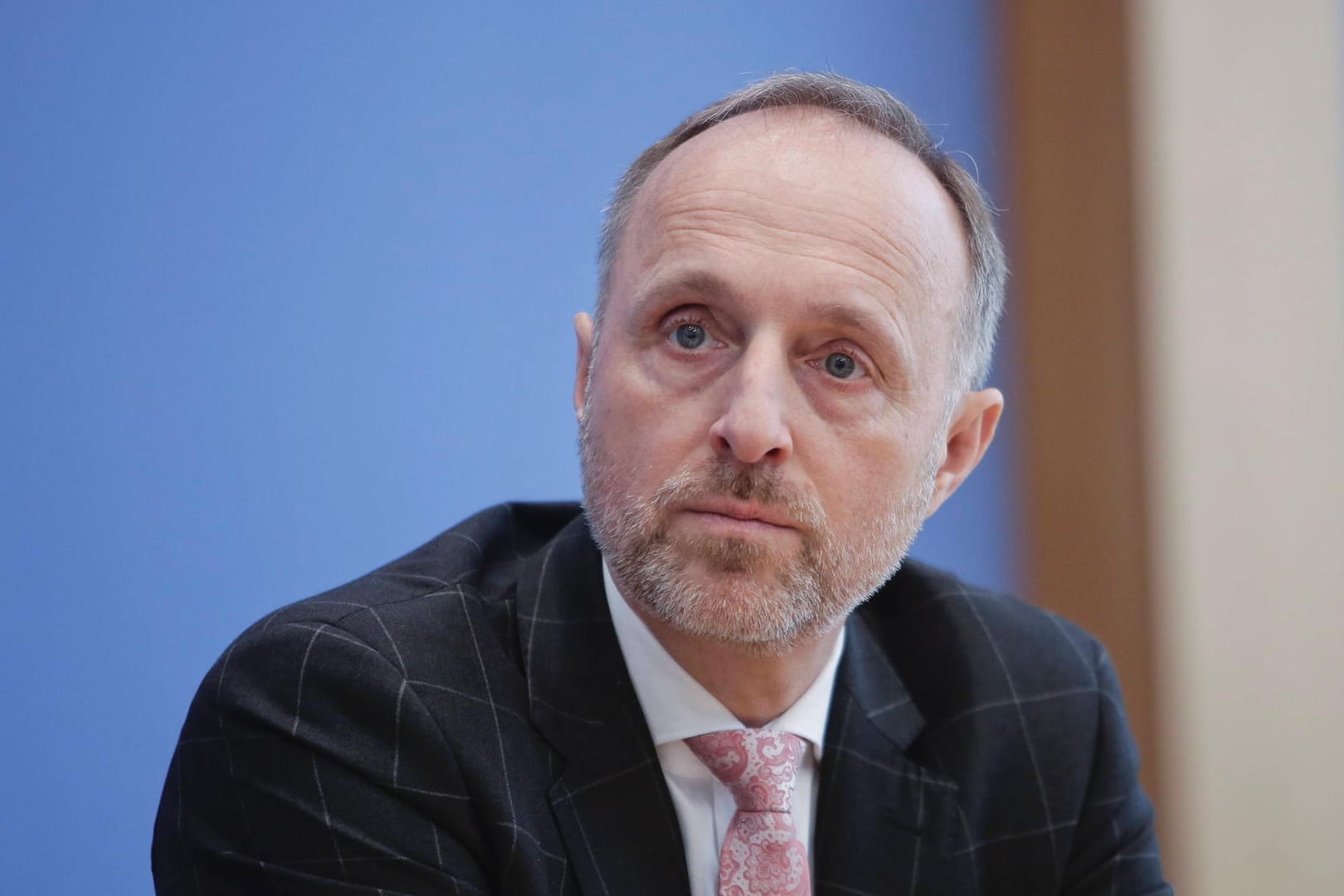 Dr. Stephan Hofmeister bei einer Pressekonferenz in Berlin (Archivbild). Der Vertreter der Kassenärzte fordert die Aufhebung aller Corona-Einschränkungen.