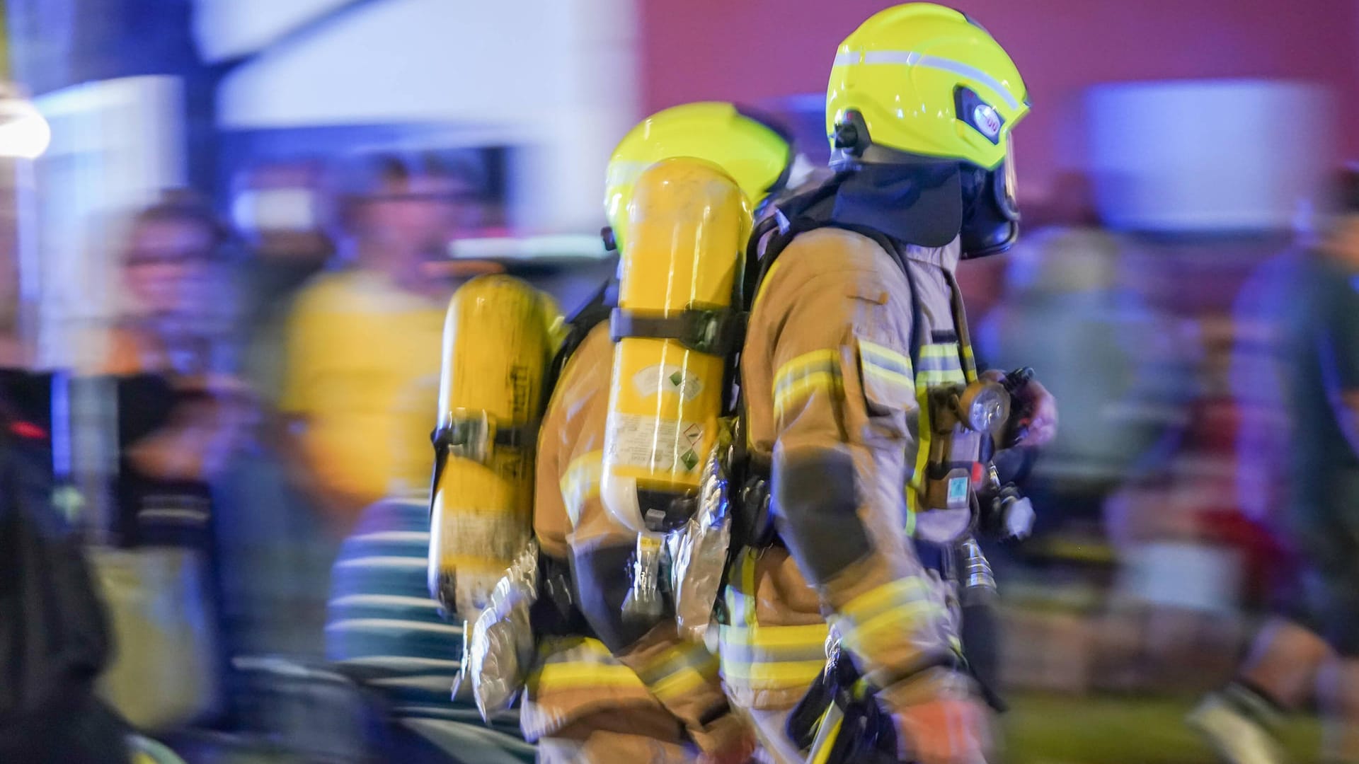 Feuerwehrkräfte mit Atemschutz (Symbolbild): In einer Berliner Autowerkstatt war ein Feuer entstanden.