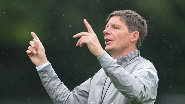 Frankfurts Cheftrainer Oliver Glasner trifft auf seinen alten Arbeitgeber, den VfL Wolfsburg. Frankfurts Cheftrainer Oliver Glasner trifft auf seinen alten Arbeitgeber, den VfL Wolfsburg.