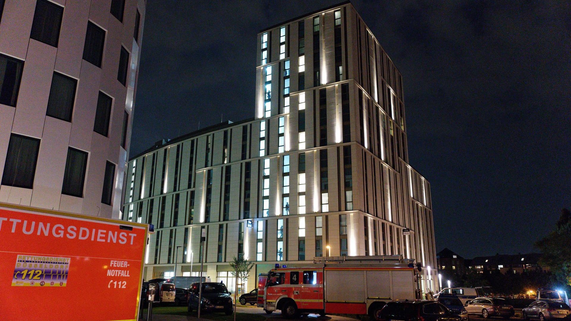 Feuerwehr und Polizeifahrzeuge: In einem Hotel in Düsseldorf hat es einen Großeinsatz gegeben.