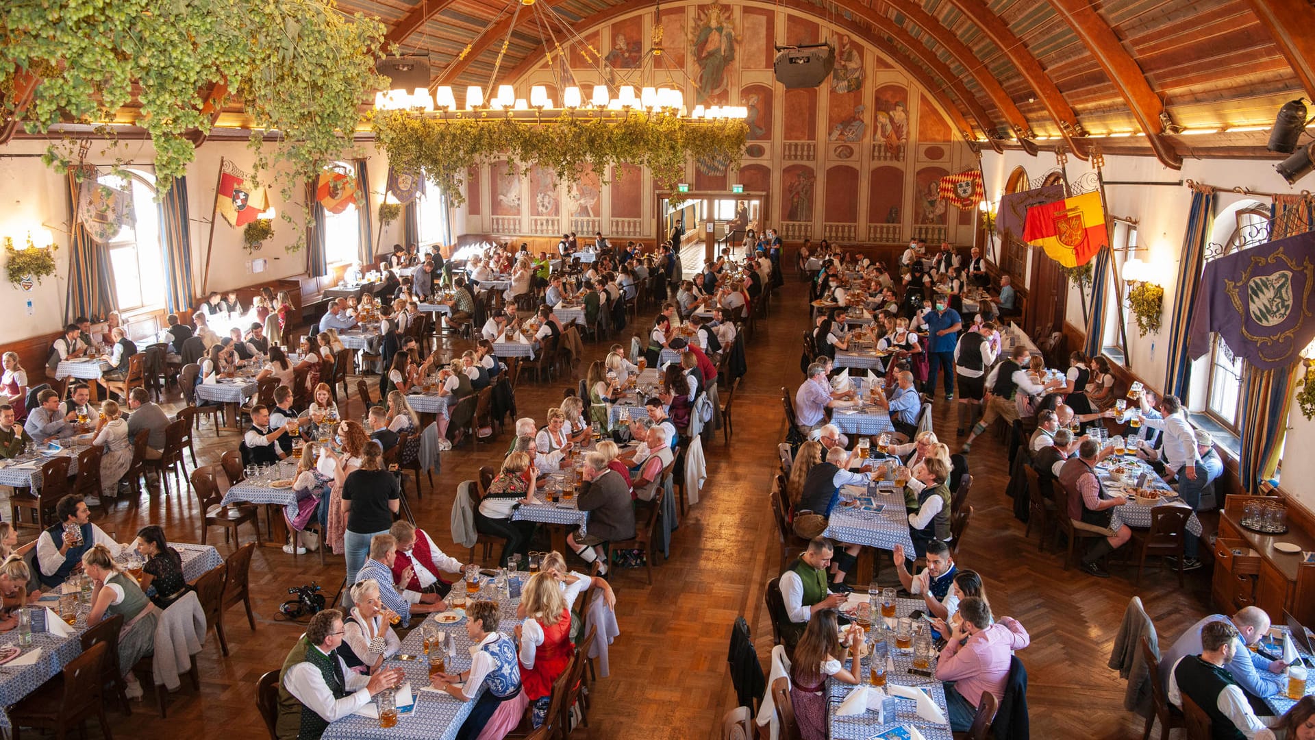 Die Wirtshaus-Wiesn im vergangenen Jahr im Saal des Hofbräuhauses (Symbolbild): Auch in diesem Jahr verschafft diese Version den Münchnerinnen und Münchnern einen Ersatz.