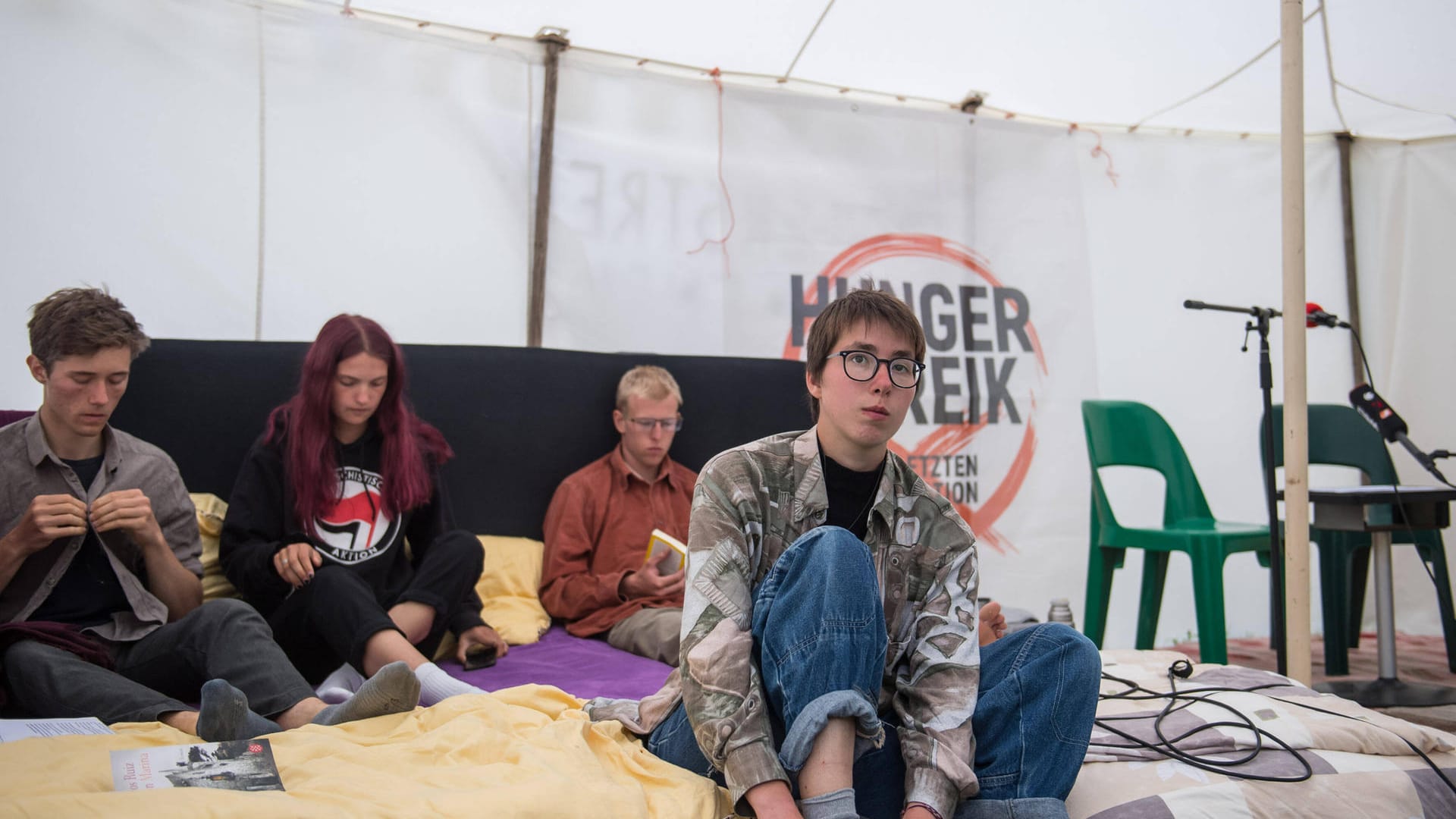 Vier der Aktivistinnen und Aktivisten, die seit Tagen in ihrem Protest-Camp hungern (Symbolbild): Eine zweite Person ist nun in die Berliner Charité eingeliefert worden. Vier der Aktivistinnen und Aktivisten, die seit Tagen in ihrem Protest-Camp hungern (Symbolbild): Eine zweite Person ist nun in die Berliner Charité eingeliefert worden.