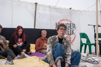 Vier der Aktivistinnen und Aktivisten, die seit Tagen in ihrem Protest-Camp hungern (Symbolbild): Eine zweite Person ist nun in die Berliner Charité eingeliefert worden.