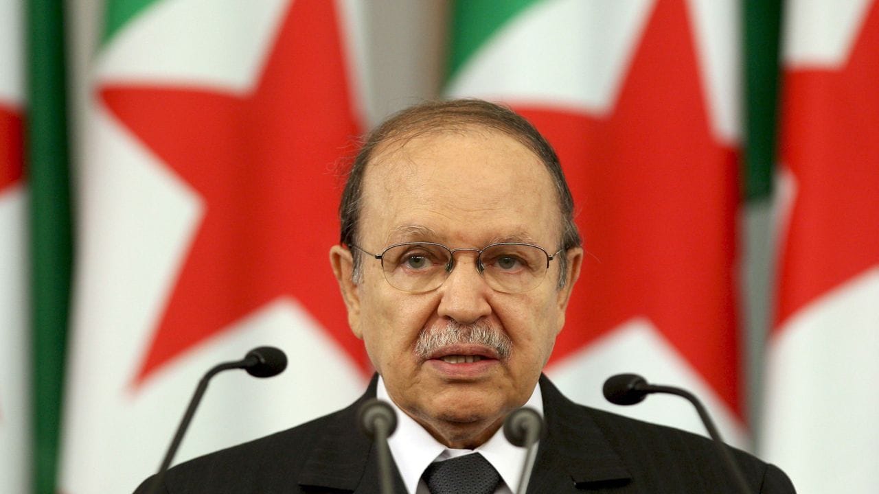 Algeriens Präsident Abdelaziz Bouteflika 2009 bei seinem Eid für seine dritte Amtszeit.