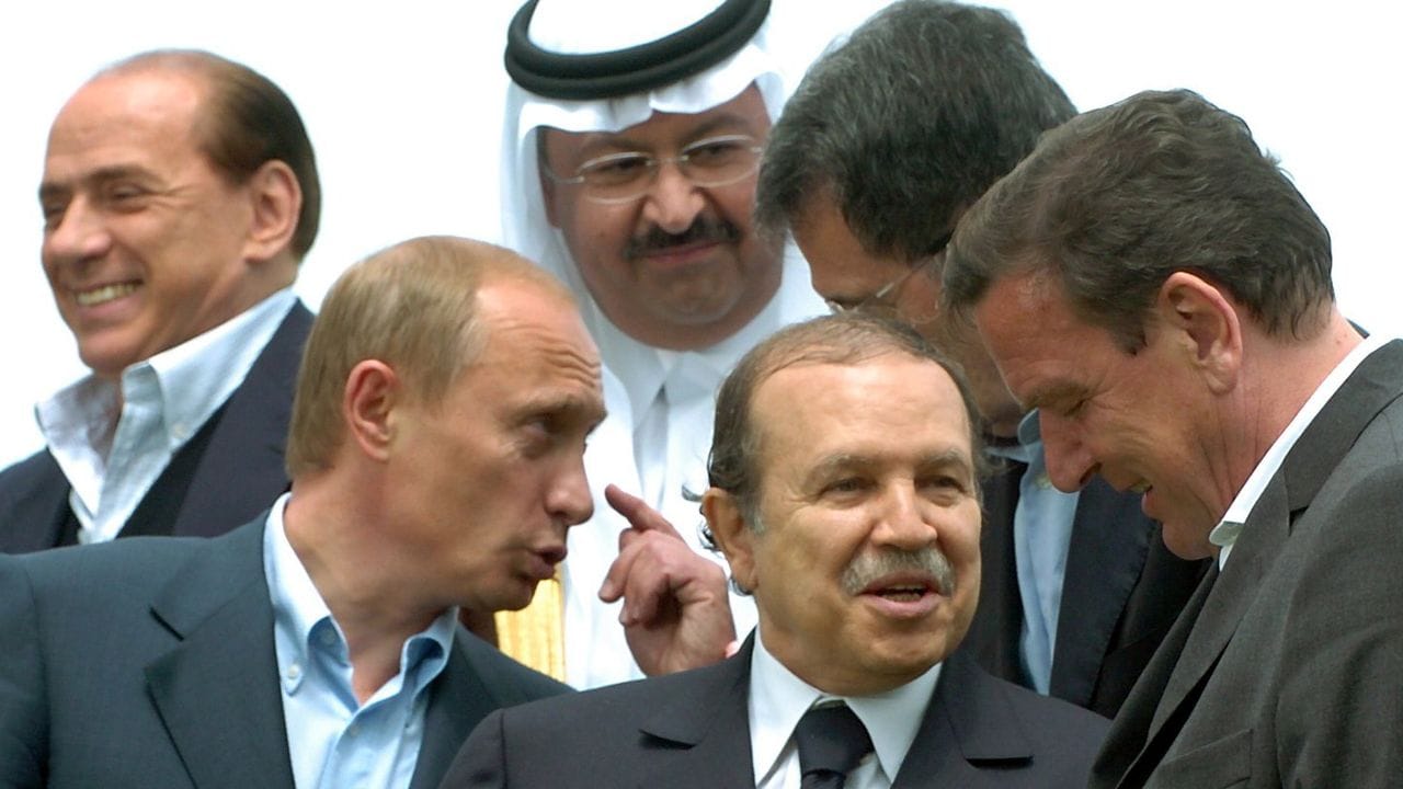 Der italienische Premier Berlusconi (l-r), der russische Präsident Putin, der zukünftige irakische Präsident Ghasi el Jawar und der algerische Präsident, Abdelaziz Bouteflika während eines Fototermins beim G8-Gipfel 2004.