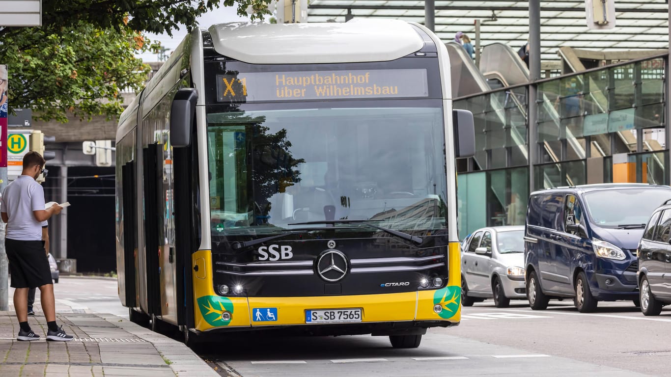 Ein Bus in Stuttgart (Symbolbild): Im Rahmen einer Aktionswoche dürfen Stuttgarterinnen und Stuttgarter am Wochenende kostenlos die öffentlichen Verkehrsmittel nutzen.
