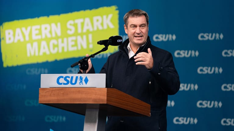 Schweinfurt: Der bayerische Ministerpräsident Markus Söder (CSU) hält bei einem Wahlkampfauftritt eine Rede.