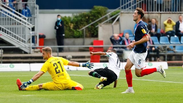 Linton Maina trifft zum 3:0 für Hannover