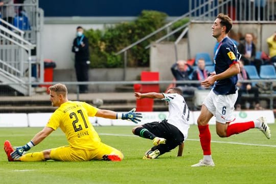 Linton Maina trifft zum 3:0 für Hannover