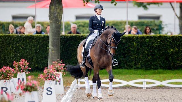 Jessica von Bredow-Werndl auf ihrem Pferd Ferdinand.