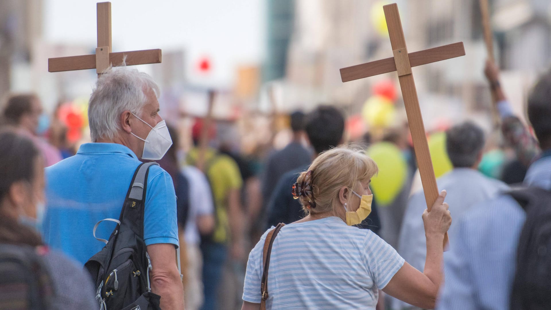 Eine "Marsch für das Leben"-Demonstration im Jahr 2020 (Symbolbild): Auf der Demo am Samstag in Berlin hat die Polizei ein T-Shirt mit Verdacht auf Holocaust-Leugnung festgestellt.