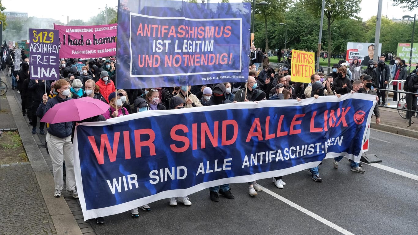 Teilnehmende einer linken Demonstration gehen mit Transparenten eine Straße entlang: Die Demo steht in Zusammenhang mit einem Prozess gegen eine mutmaßliche Gewalttätergruppe aus Leipzig.