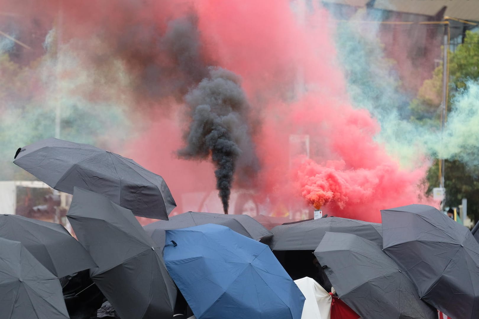 Teilnehmer einer Demonstration gehen eine Straße entlang: Es wurden Feuerwerkskörper gezündet.