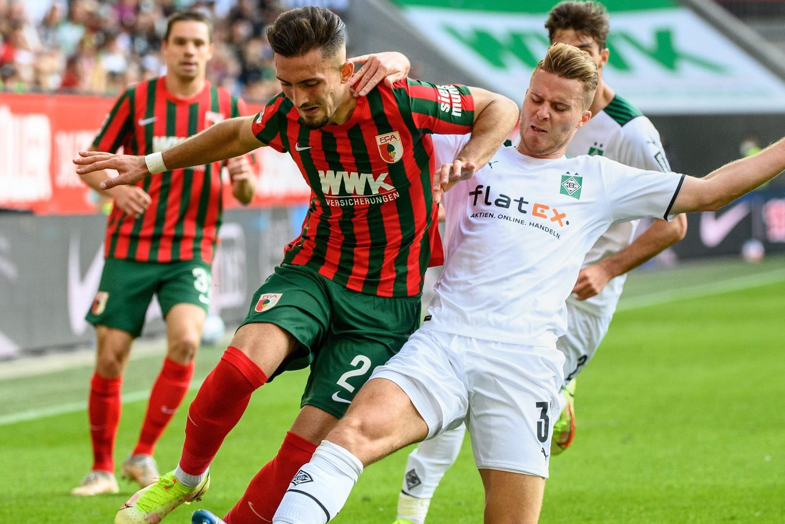 Bundesliga: Augsburg und Gladbach lieferten sich eine enge Partie, am Ende setzte sich der FCA knapp durch.
