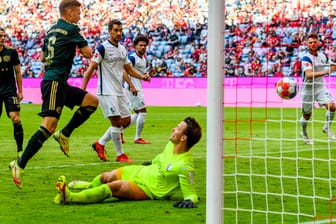Das Tor zum 6:0: Bayerns Kimmich (r.) trifft gegen Bochum-Keeper Riemann.