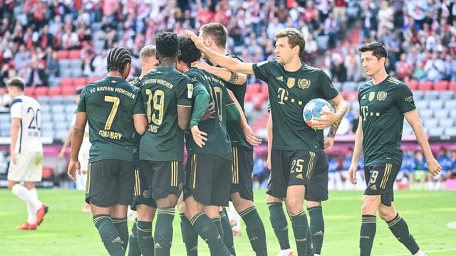 Bayerns Leroy Sane (M) eröffnete gegen den VfL Bochum den Torreigen und traf zur 1:0-Führung. Bayerns Leroy Sane (M) eröffnete gegen den VfL Bochum den Torreigen und traf zur 1:0-Führung.