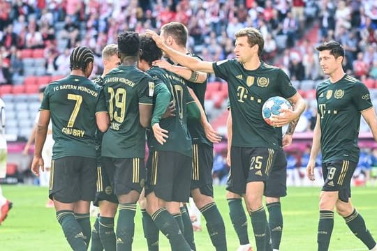 Bayerns Leroy Sane (M) eröffnete gegen den VfL Bochum den Torreigen und traf zur 1:0-Führung.