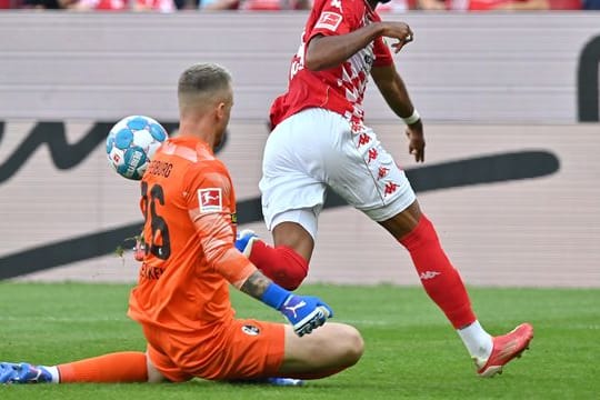 Jeremiah St. Juste scheitert an Mark Flekken