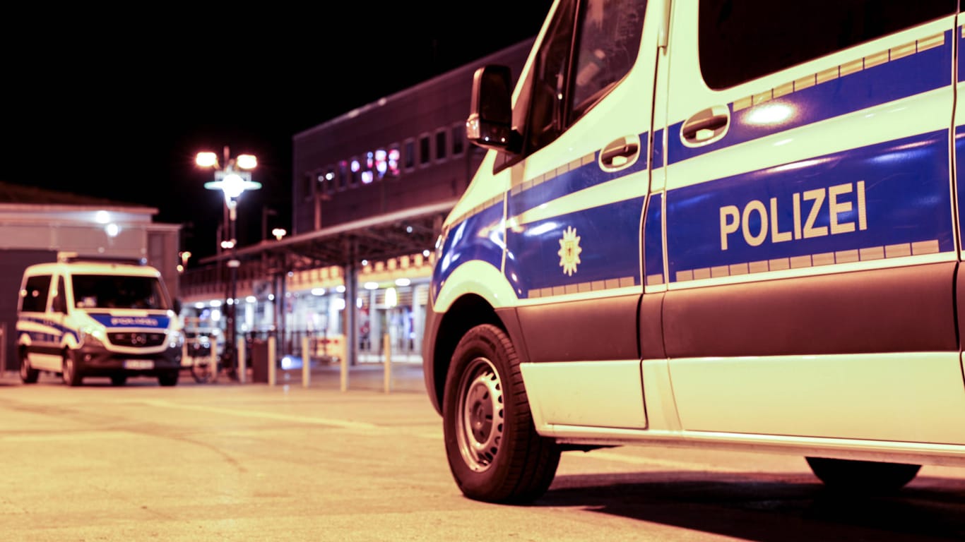Einsatzwagen der Dortmunder Polizei (Symbolbild): Ein Einsatz wegen Ruhestörung hat die Beamten in der Nacht zu Samstag auf Trab gehalten.
