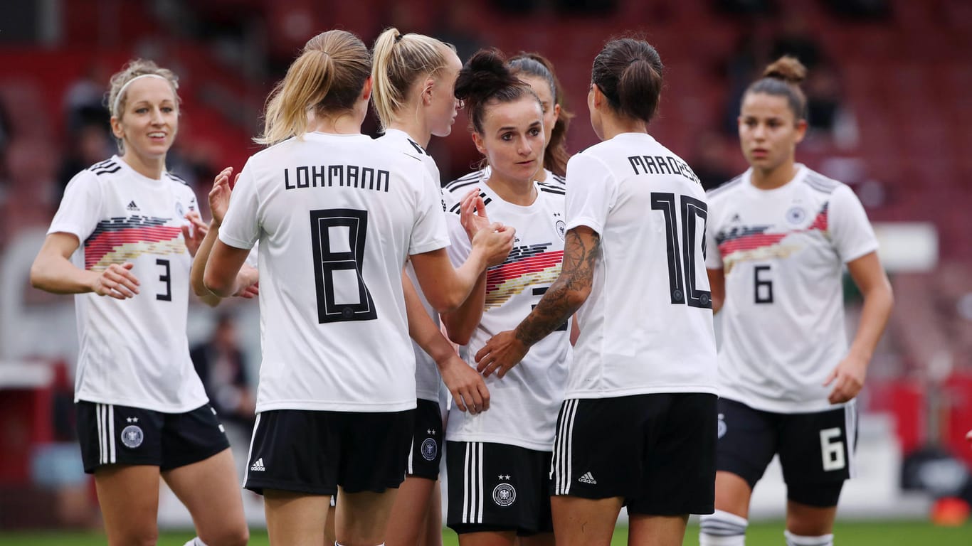 Länderspiel in Cottbus: Die deutsche Mannschaft um Doppeltorschützin Lina Magull ließ Bulgarien keine Chance.