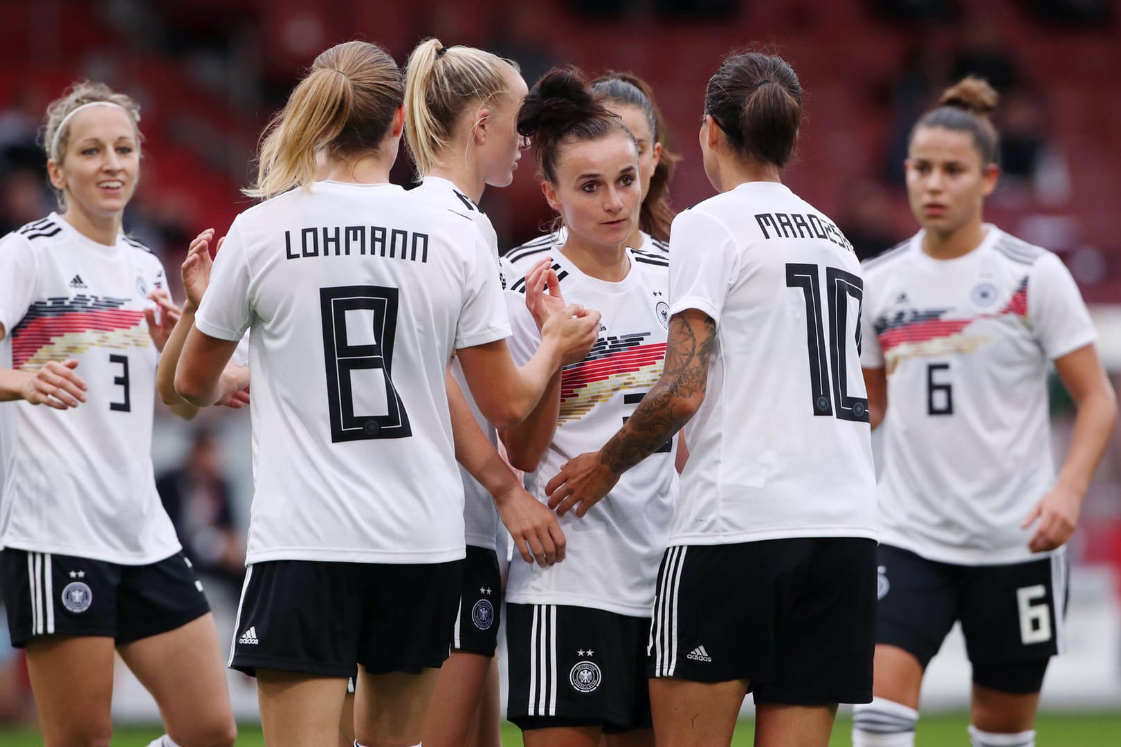 Länderspiel in Cottbus: Die deutsche Mannschaft um Doppeltorschützin Lina Magull ließ Bulgarien keine Chance.