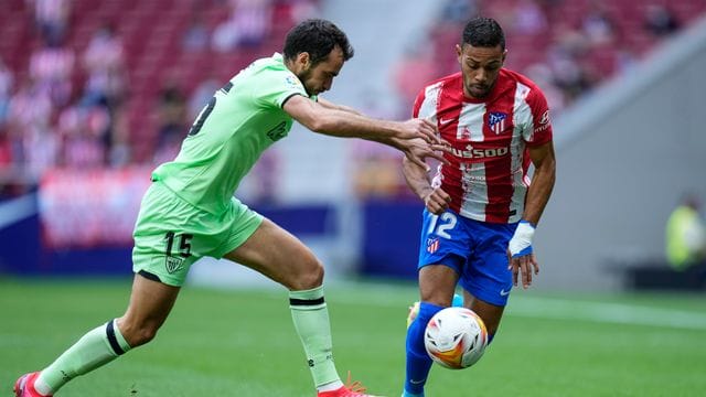 Atleticos Renan Lodi (r) zieht im Dribbling an Bilbaos Inigo Lekue vorbei. Atleticos Renan Lodi (r) zieht im Dribbling an Bilbaos Inigo Lekue vorbei.