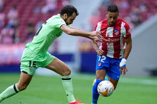 Atleticos Renan Lodi (r) zieht im Dribbling an Bilbaos Inigo Lekue vorbei.