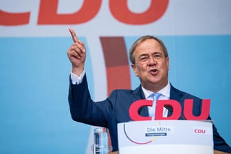 Armin Laschet: Der Kanzlerkandidat der Union holt zur SPD leicht auf.