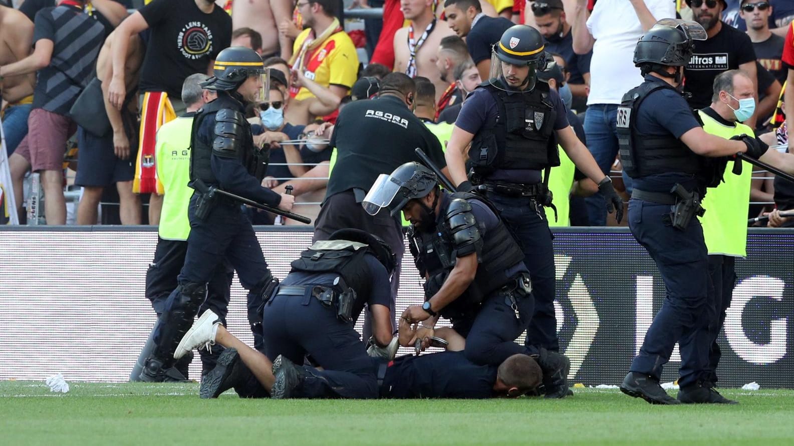 Beim französischen Nordderby zwischen Lens und Lille musste die Polizei eingreifen. Beim französischen Nordderby zwischen Lens und Lille musste die Polizei eingreifen.