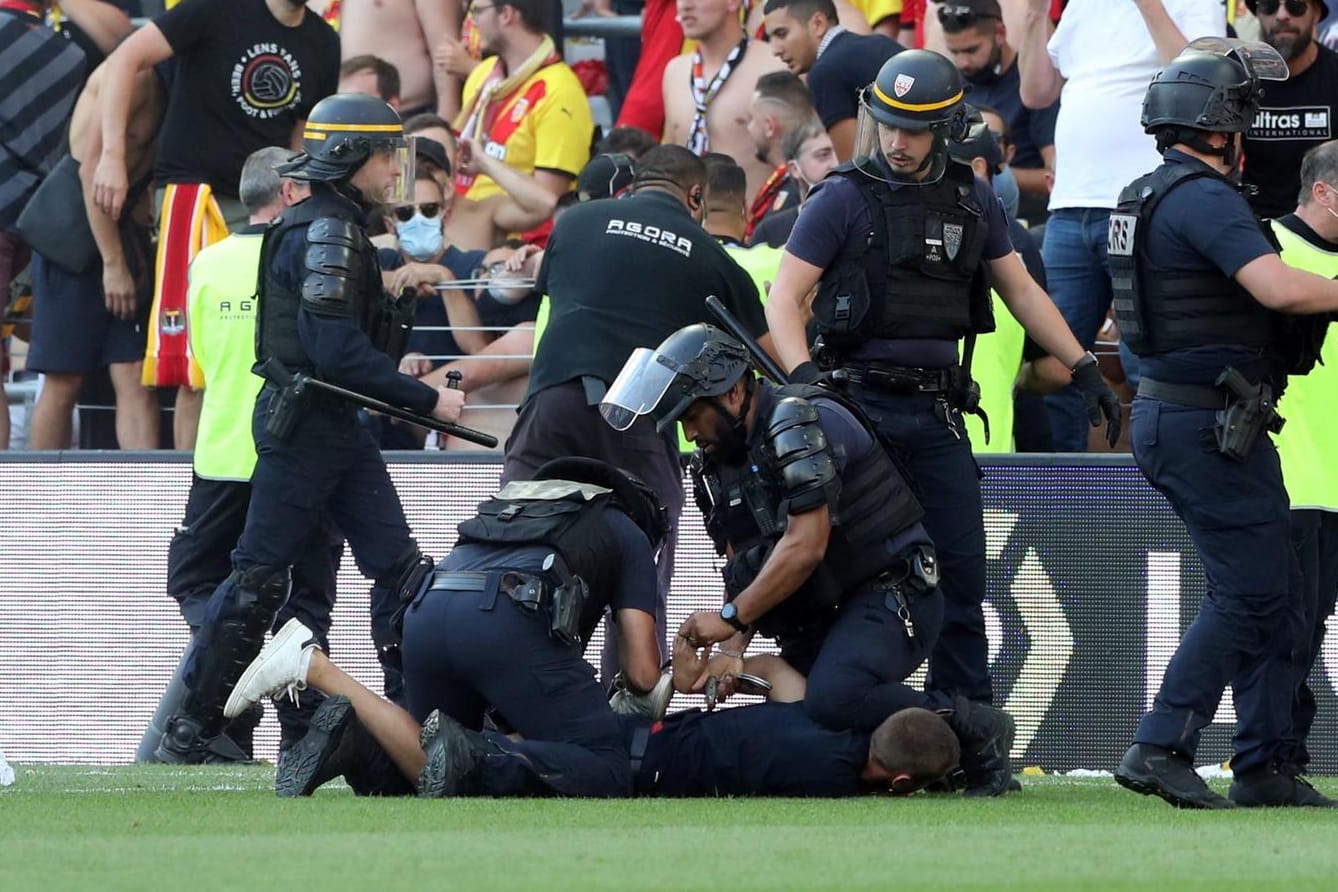 Beim französischen Nordderby zwischen Lens und Lille musste die Polizei eingreifen.