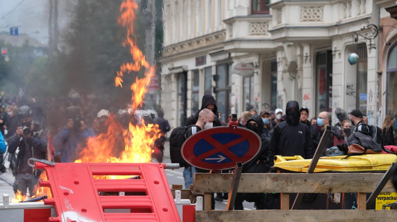 Brennende Barrikaden: Bei einer linken Demonstration in Leipzig ist es zu Ausschreitungen gekommen.