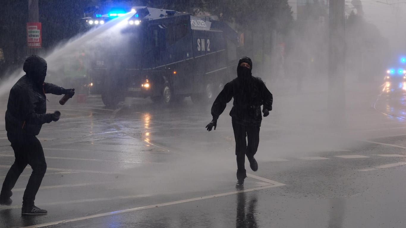 Polizei in Leipzig: Die Beamten setzten gegen die Demonstranten Wasserwerfer ein.