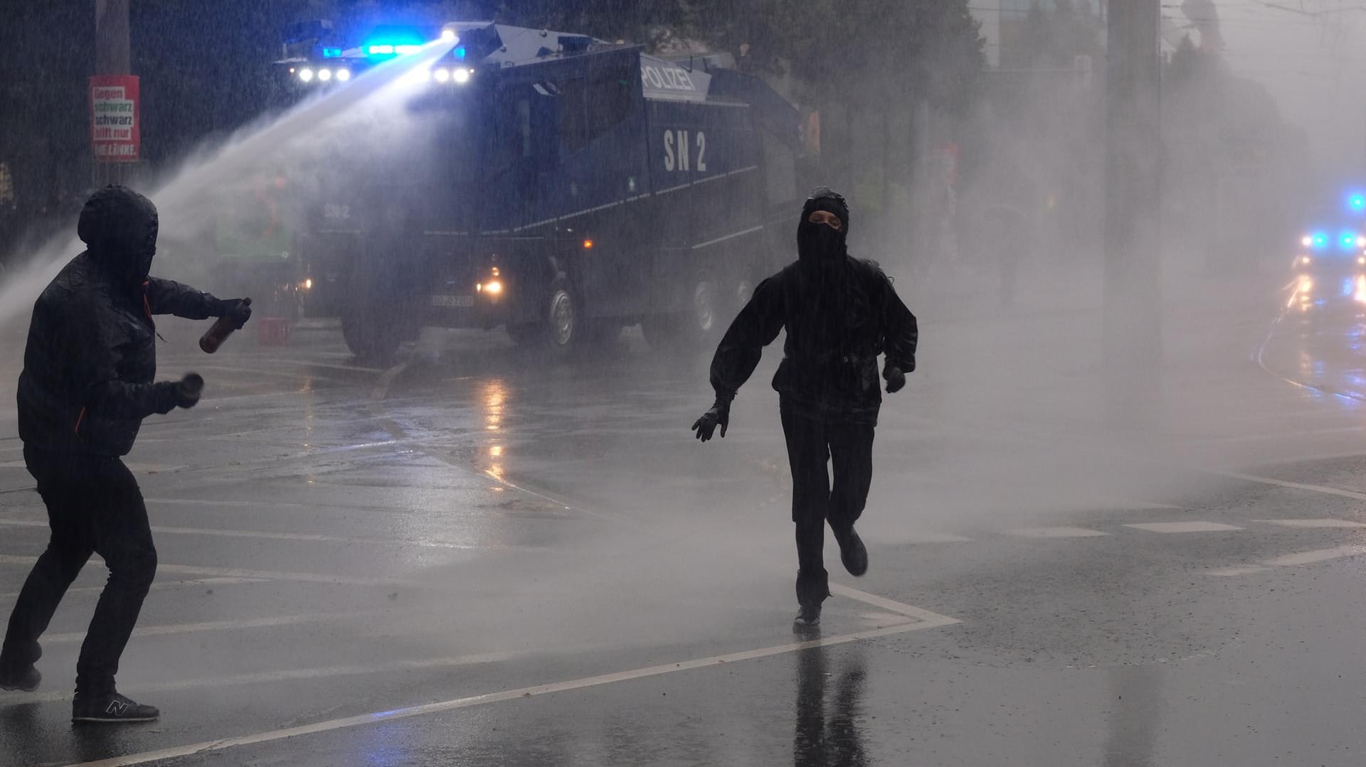 Polizei in Leipzig: Die Beamten setzten gegen die Demonstranten Wasserwerfer ein.