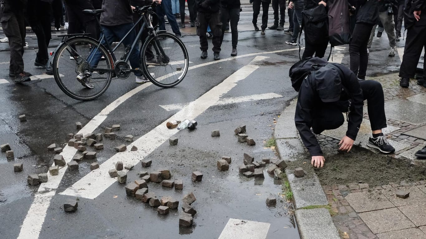 Herausgebrochene Pflastersteine: Die Demonstranten griffen die Polizei mit Steinen an.