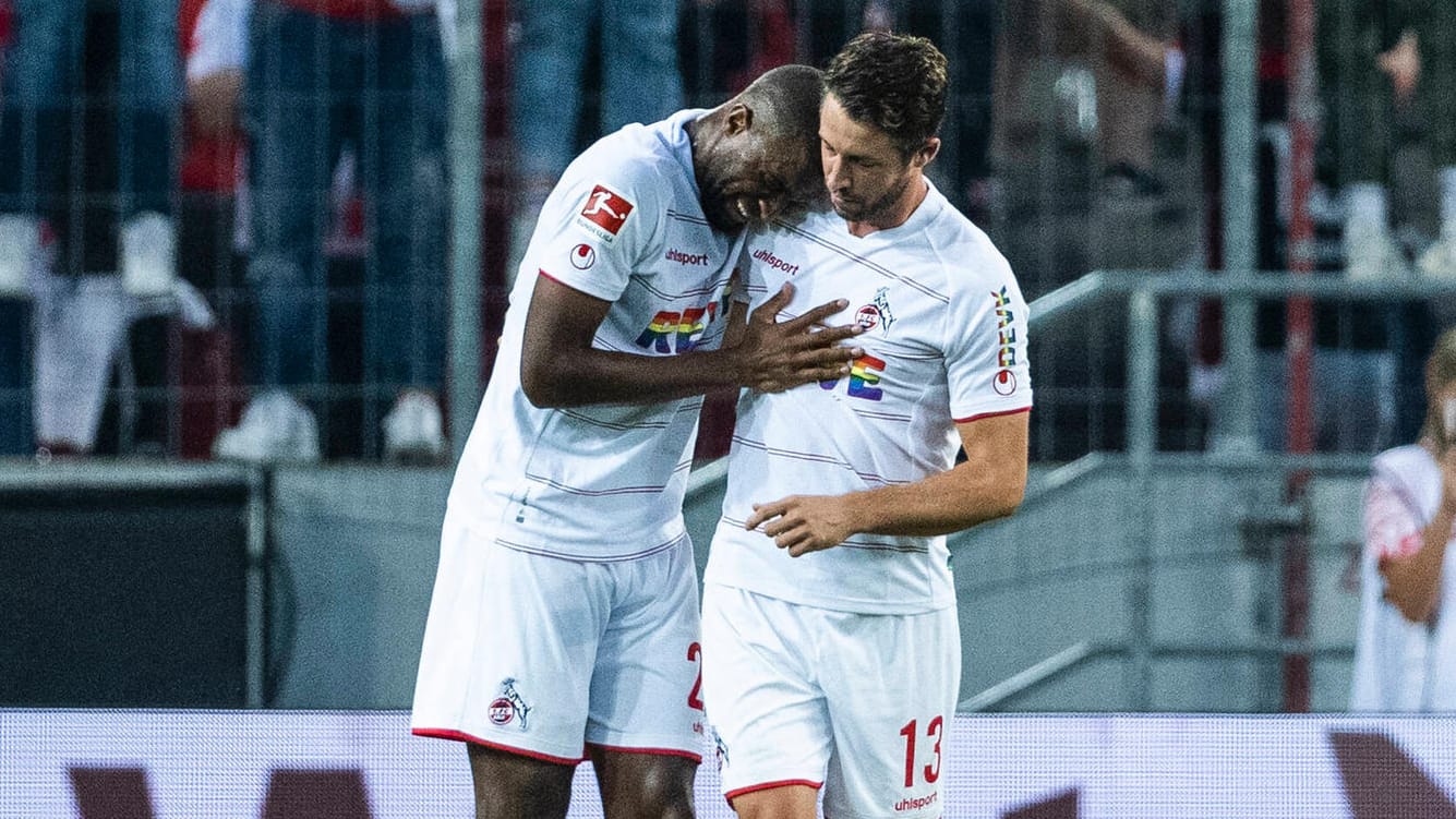 Anthony Modeste (li.): Kölns Torjäger brach gegen Leipzig in Tränen aus und musste von Teamkollegen Mark Uth getröstet werden. Anthony Modeste (li.): Kölns Torjäger brach gegen Leipzig in Tränen aus und musste von Teamkollegen Mark Uth getröstet werden.