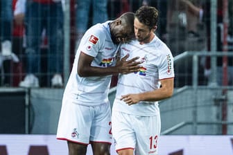 Anthony Modeste (li.): Kölns Torjäger brach gegen Leipzig in Tränen aus und musste von Teamkollegen Mark Uth getröstet werden.