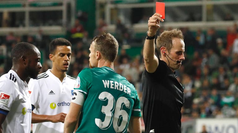 Schiedsrichter Sascha Stegemann zeigt Werder-Kapitän Christian Groß die Rote Karte (v.r.).